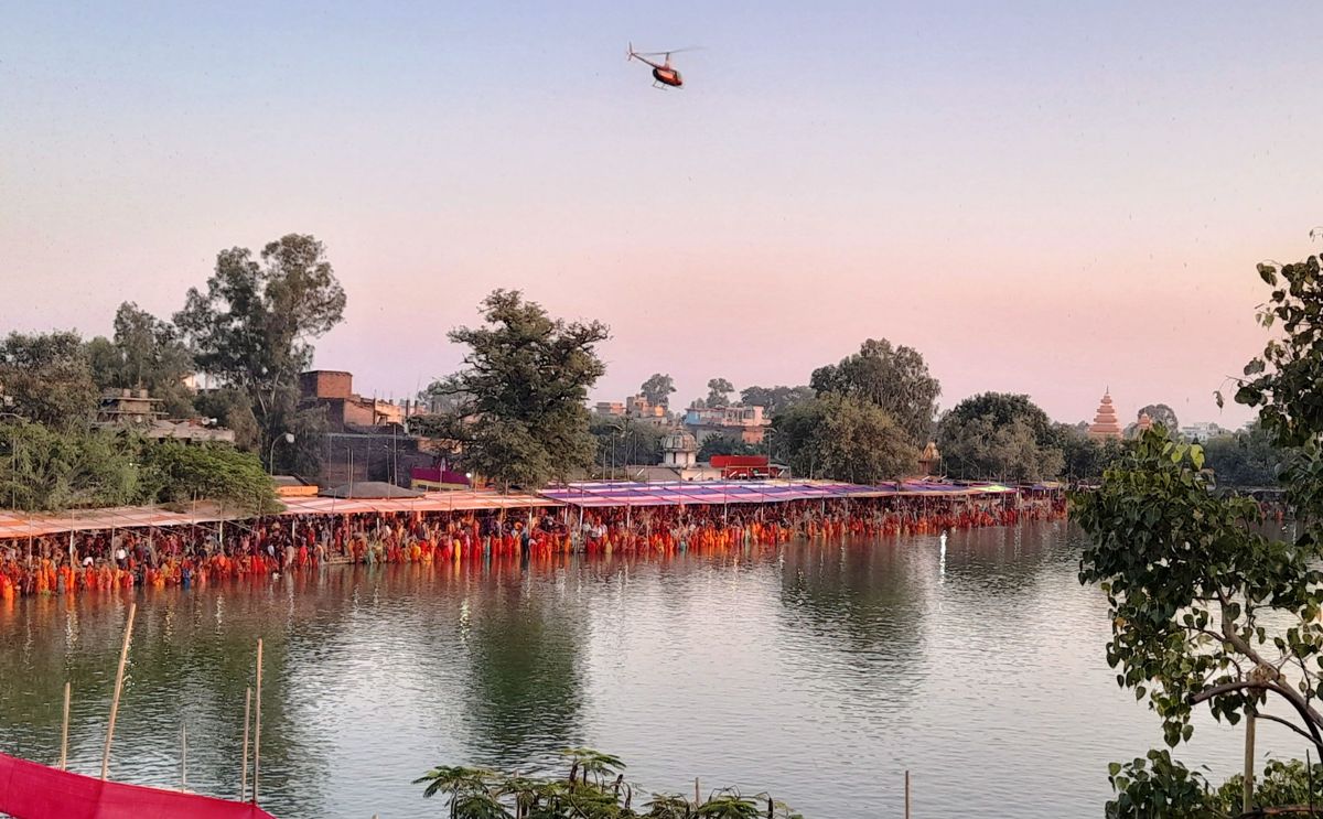 जनकपुरमा यसरी मनाइयो छठ पर्व, हेलिकोप्टरबाट पुष्प वृष्टि (फोटो फिचर)